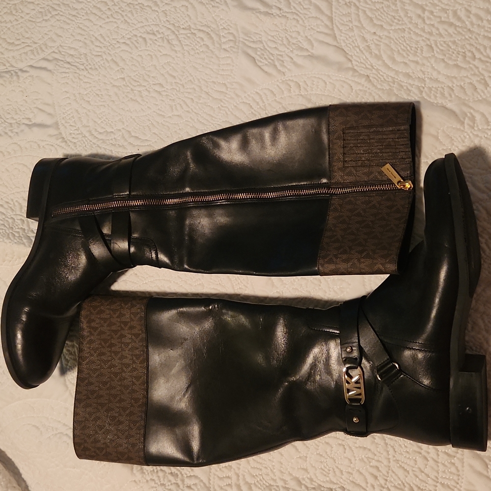 Womens Micheal kors leather zip up boots. Size 9m.